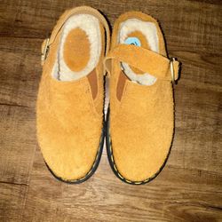Yellow suede clogs with faux fur lining 