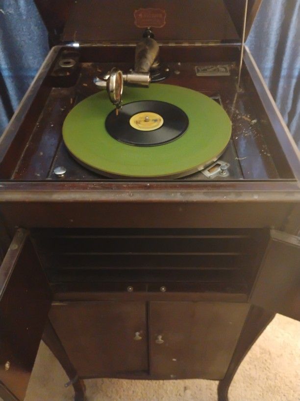 1905 Victor Record Player 