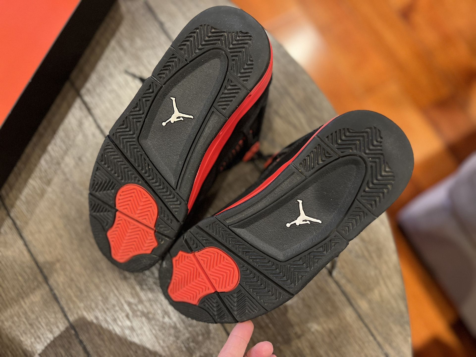 Air JORDAN 4’s Red Thunders