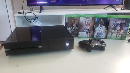 Xbox One 4 Games and 1 Controller