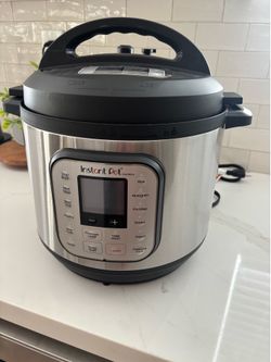 Instant Pot Duo Nova 6-Qt Pressure Cooker + Homest Cover