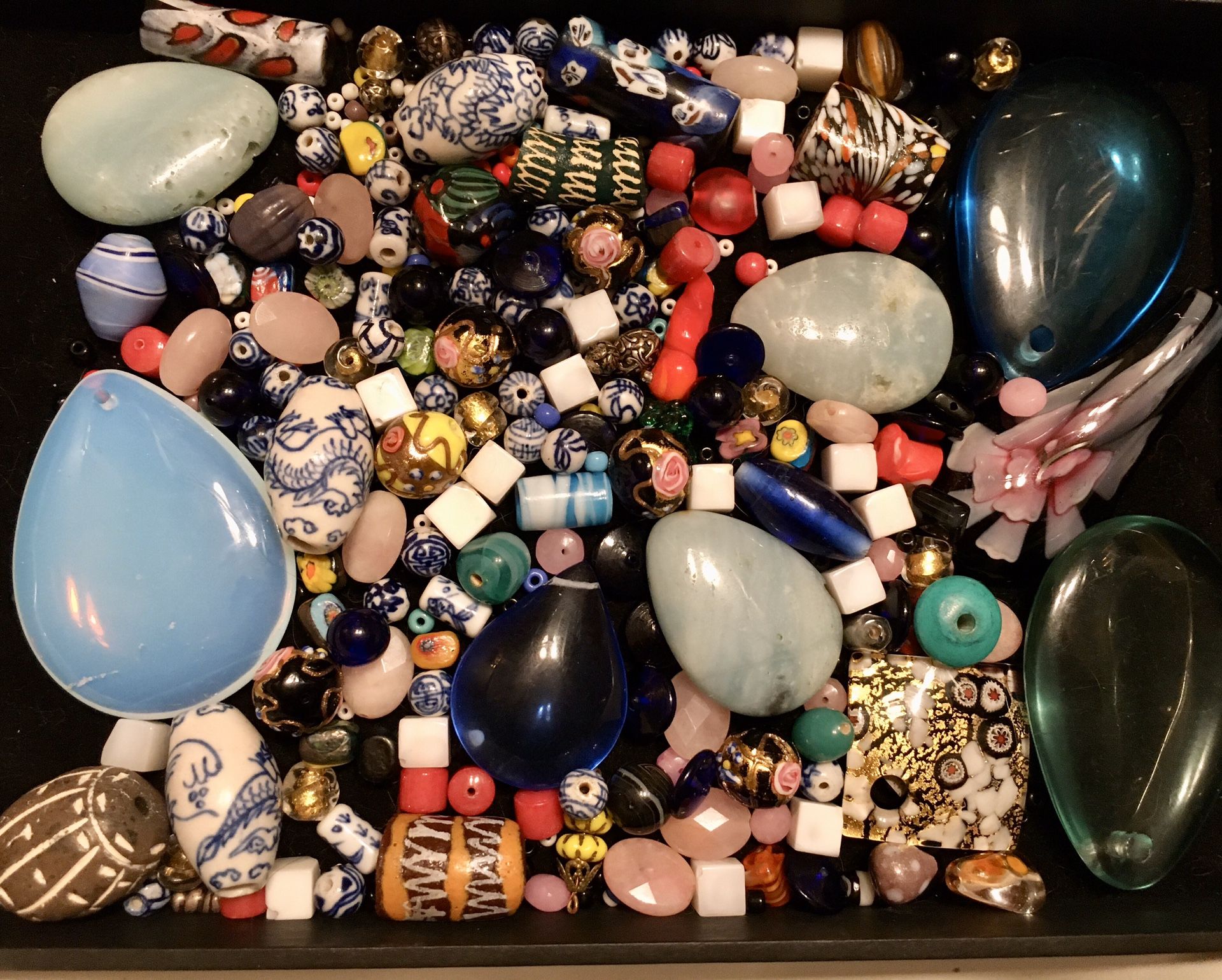 Lot glass and stone beads