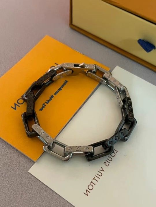 LOUIS VUITTON MONOGRAM Metal Bracelet Men And Women With The Same Couple Models Silver And Black
 