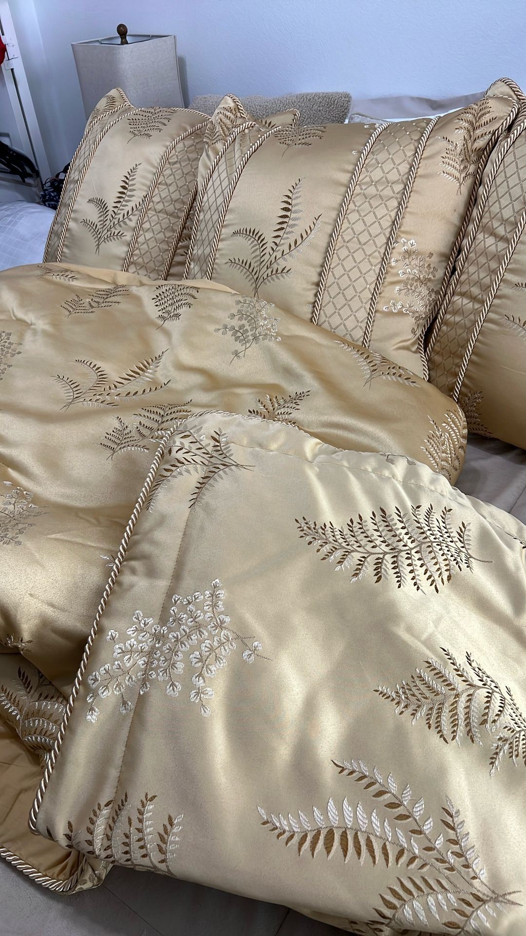 Nice King Conforter Set. Used Like New