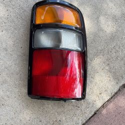 04-06 Passenger Side Taillight