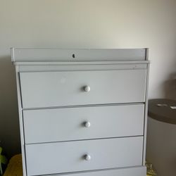 2 Graco Car Seats and Dresser With Changing Table.