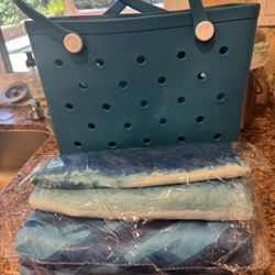 Brand New Beach Tote With 2 Beach Towels