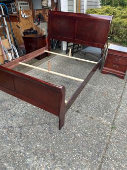 Queen size bed and 2 nightstands and a box spring