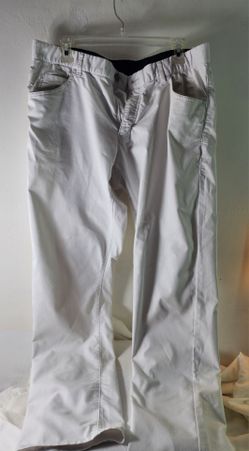 Nike Dri-FIT pants or shorts in white or light gray, designed with a sporty and functional focus.