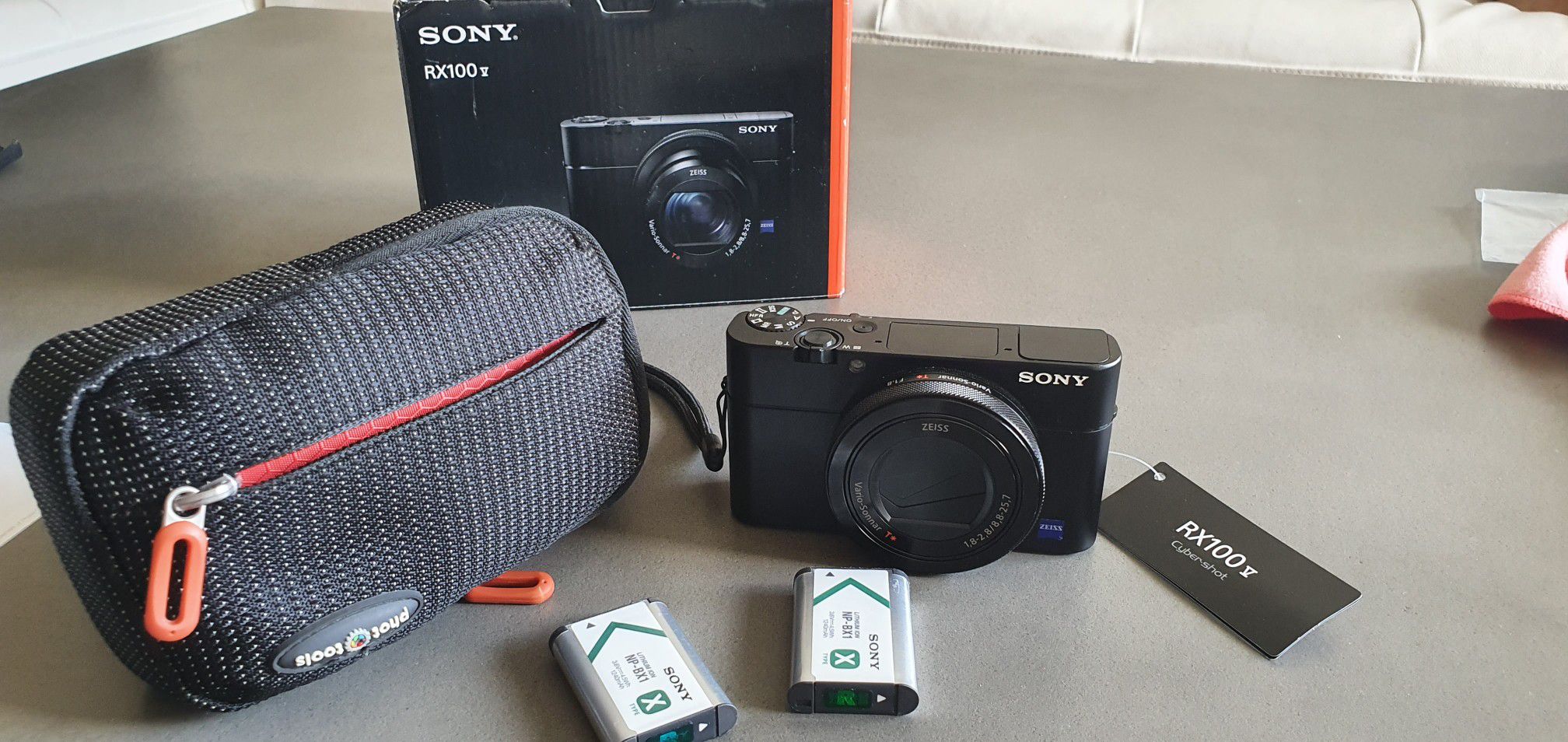 Sony RX100 V amazing conditions! With 2 batteries, pouch, and original Box.
