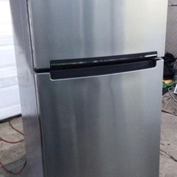 Whirlpool Top-Freezer Refrigerator 