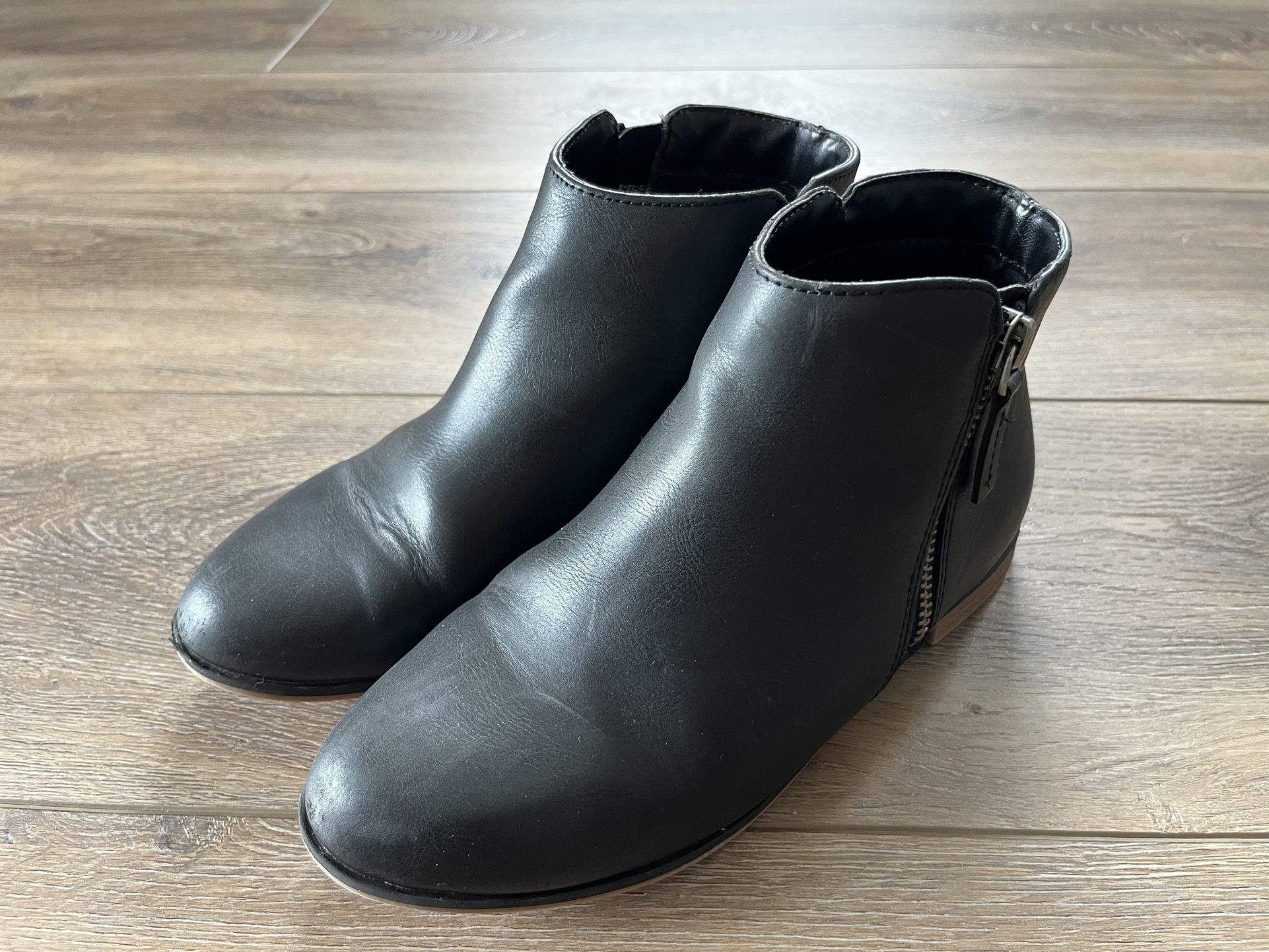 Girls Short Boots/ Booties Size 3