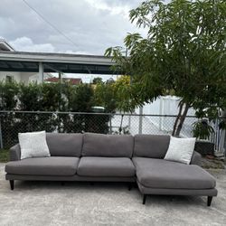 Grey sectional sofa !! Great condition 