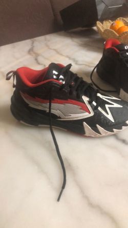 Basketball shoes pumas