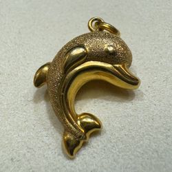 18k solid yellow gold dolphin pendant  charm 2.8 grams