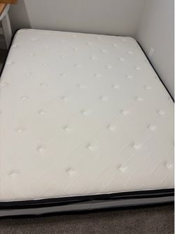 Like-New 12" Medium-Firm Mattress – Excellent Condition