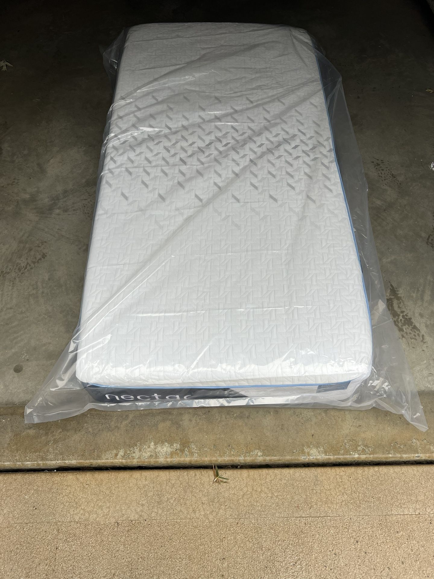 Nectar Classic Hybrid, Twin XL Mattress, Like New, only used for a few months