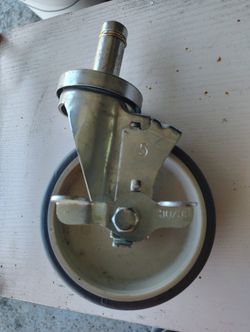 17 Used 5-in Casters With Swivel And Brake