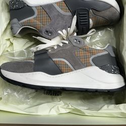Burberry Size 43 (10)