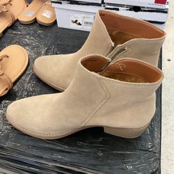 White Mountain Ladies Ankle Boot (Size 10)