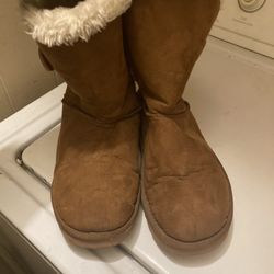 Woman’s UGG Winter Boots Size 5