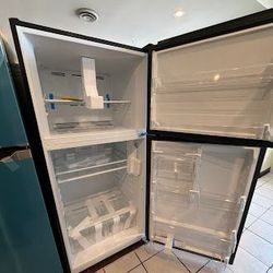 30" Top Freezer Refrigerator in Black