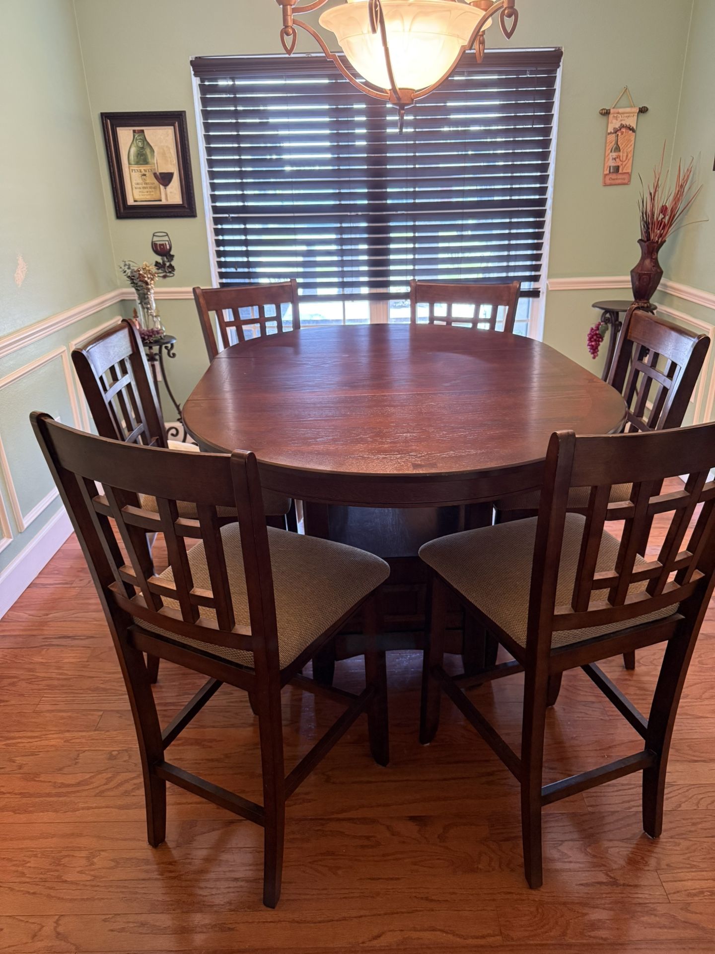Dining Room Table – Solid Wood, Oval, Seats 6 – Excellent Condition