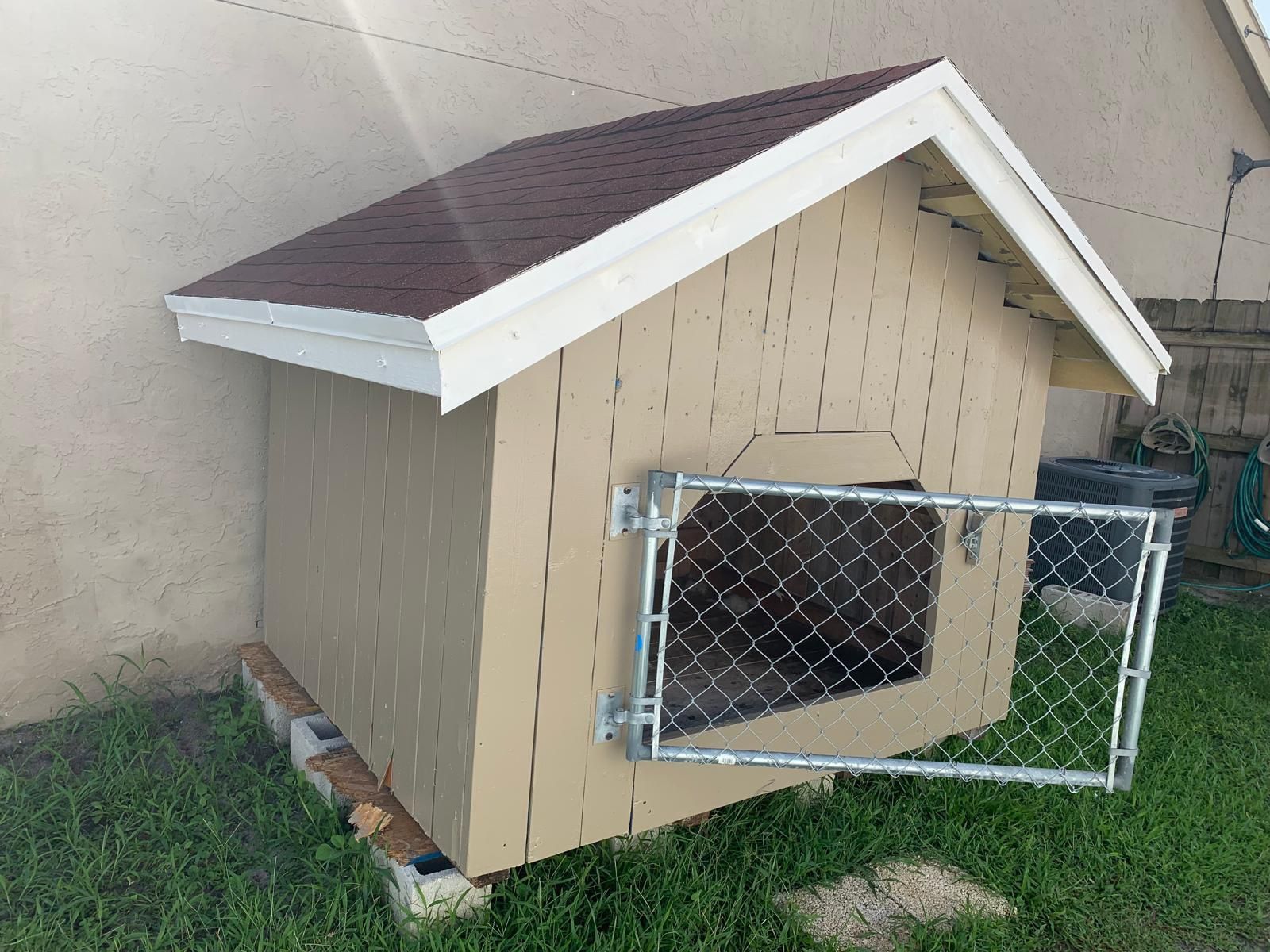 XL Dog House