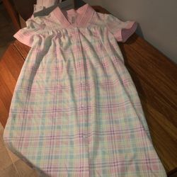 White Stag Size Medium (8-10) Plaid Button Down Housecoat. Small Bleach Spot On Back Collar. See Pics