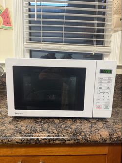 Magic Chef HMM770W2 Microwave Oven