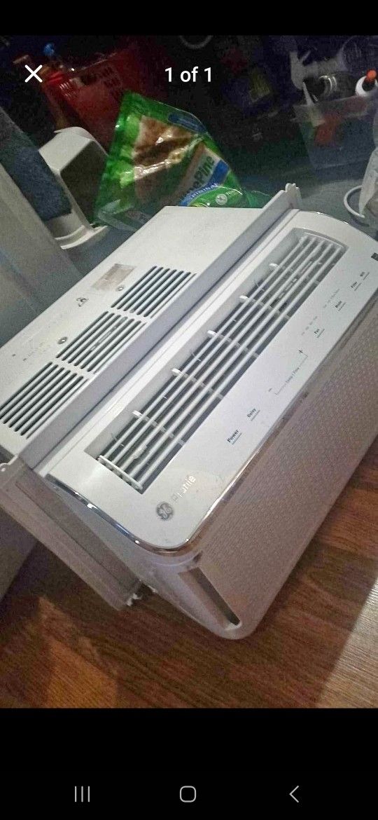 WINDOW AIR CONDITIONER