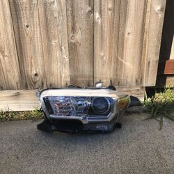 2016-2022 Toyota Tacoma left Headlight