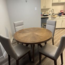 Like New Dinings Table 4 Chairs 