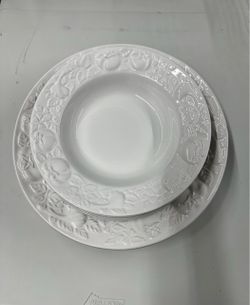 Pasta Bowl 4 Piecws Plus Server (5-Pieces) in White - Embossed Tomatoes