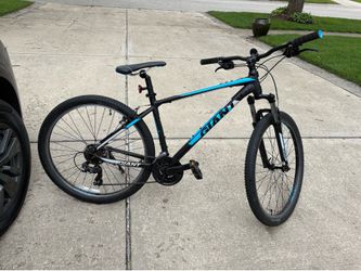 front suspension mountain bike Giant ATX size M black and blue 21 speed 27.5” wheels Lightweight 18” aluminum frame great condition