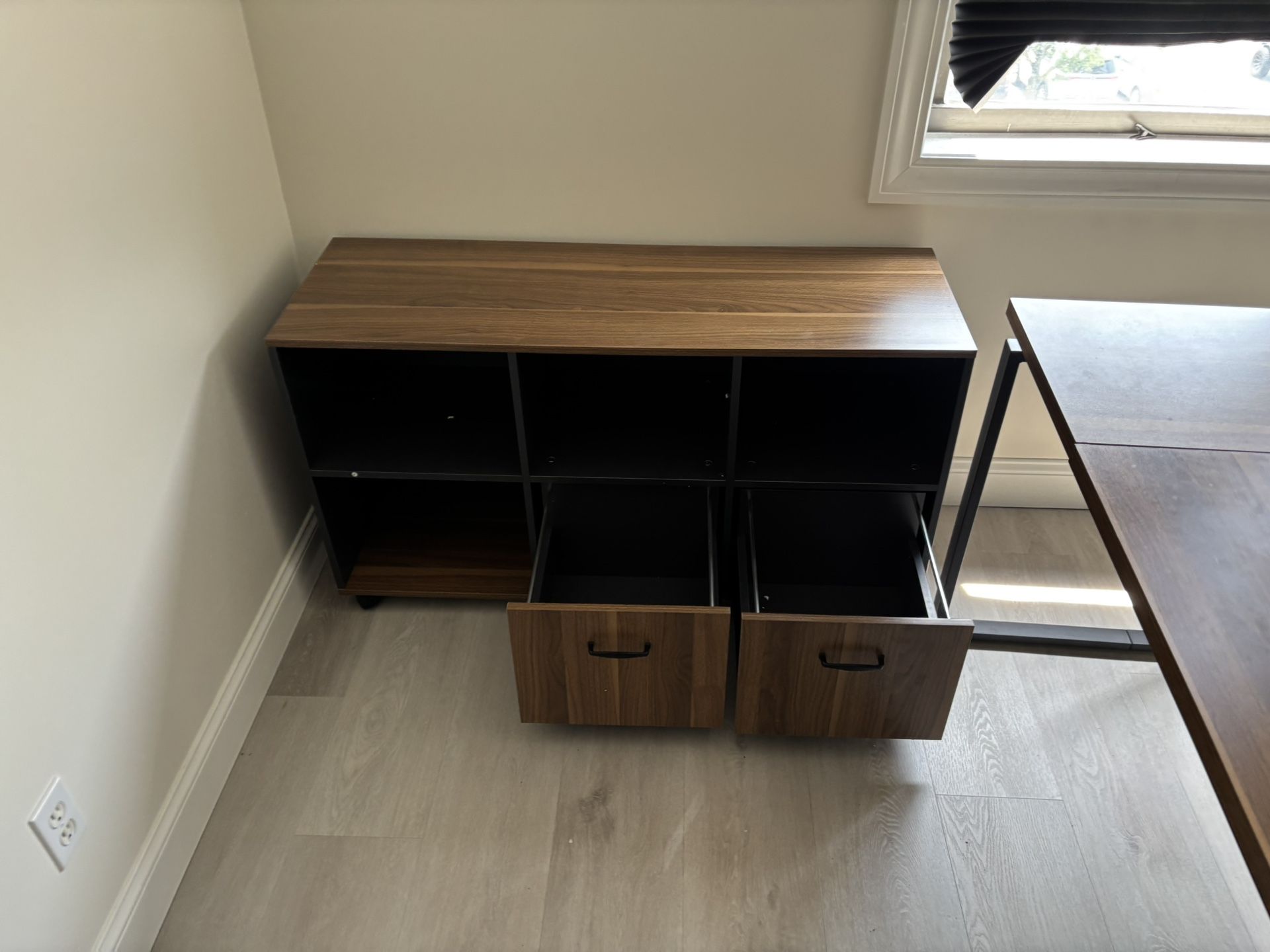 desk and side console Excellent condition!