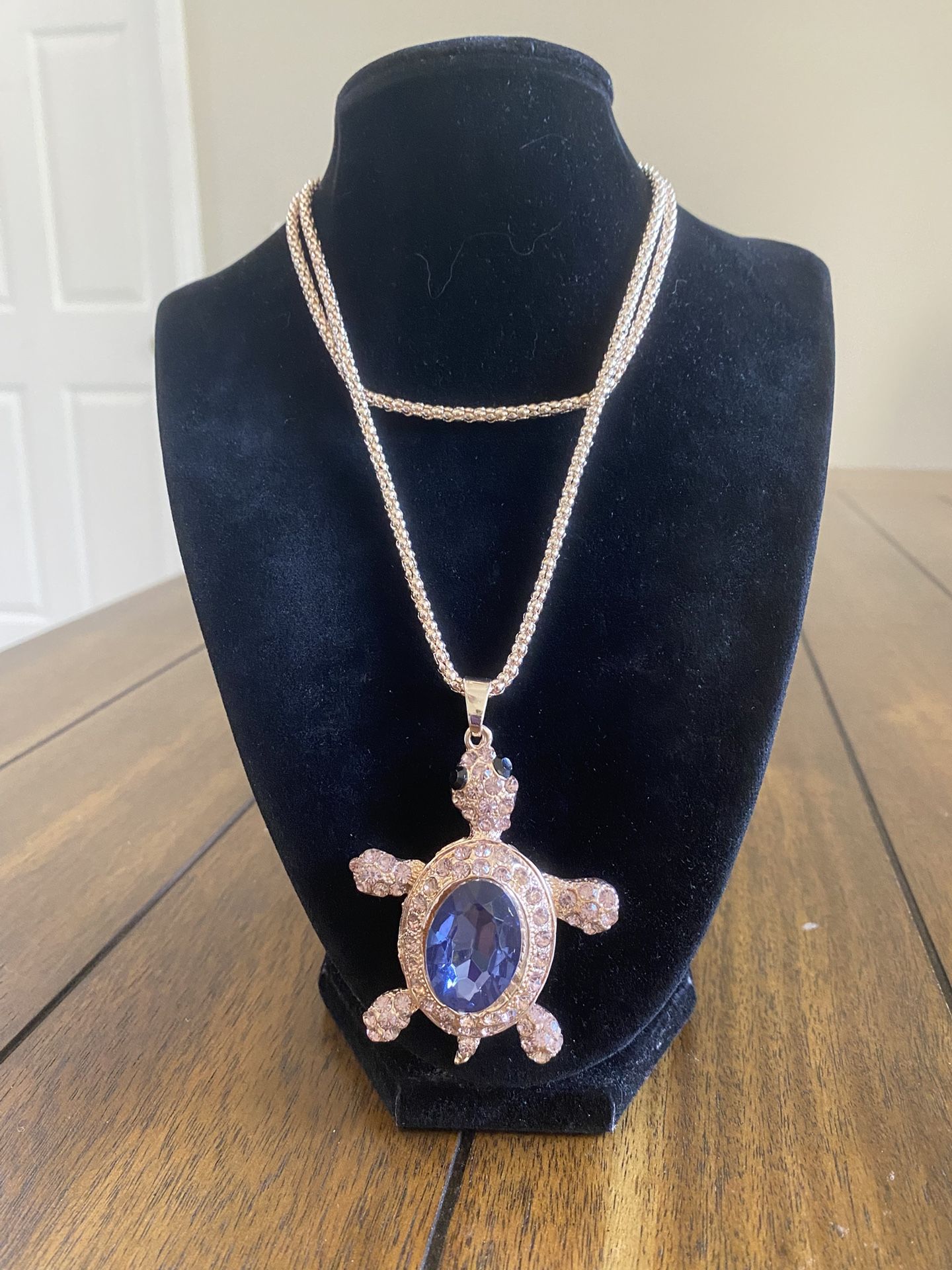 NWOT Elegant Rose Gold Turtle Pendant Necklace