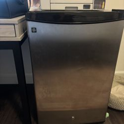 GE Refrigerator With Small FREEZER