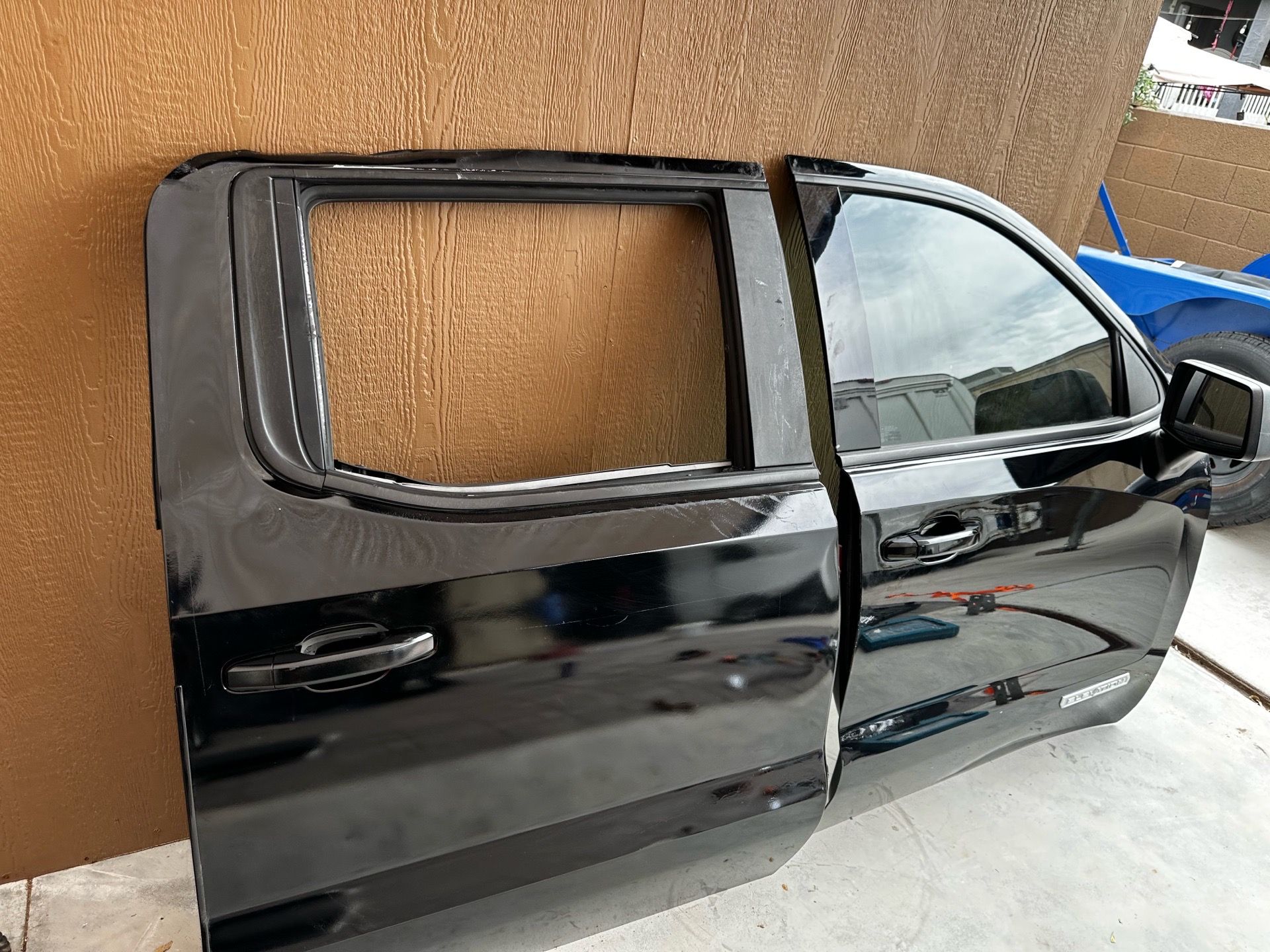 Chevy ,GMC SIERRA AT4 Doors right side fits 2023-2024-2025-2026 /le queda esos años