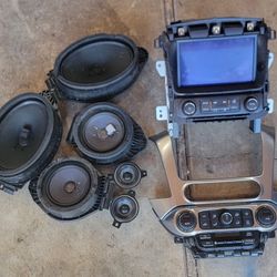 2015---2019 Chevy TAHOE OEM RADIO AND BASSEL