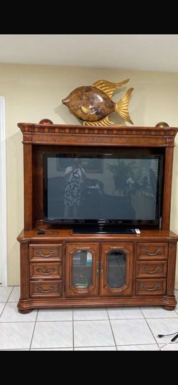 Elegant Solid rWood Entertainment Center with Storage and Display