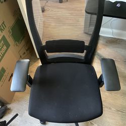 https://offerup.com/redirect/?o=QXV0b25vbW91cy5haQ== Desk Chair