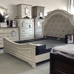  Realyn 4pc King Upholstered Panel Bedroom Set