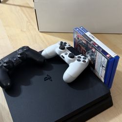 PlayStation 4 (PS4) With 2x Controllers and Box