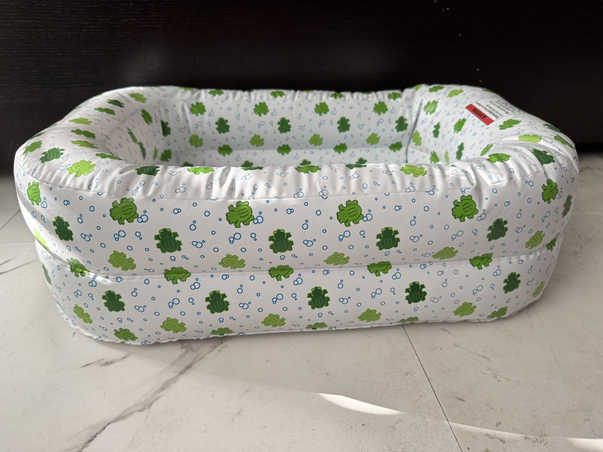 Inflatable baby bathtub