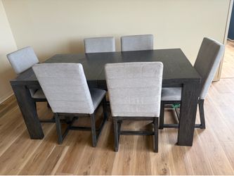 Dining table - Ashley’s Furniture