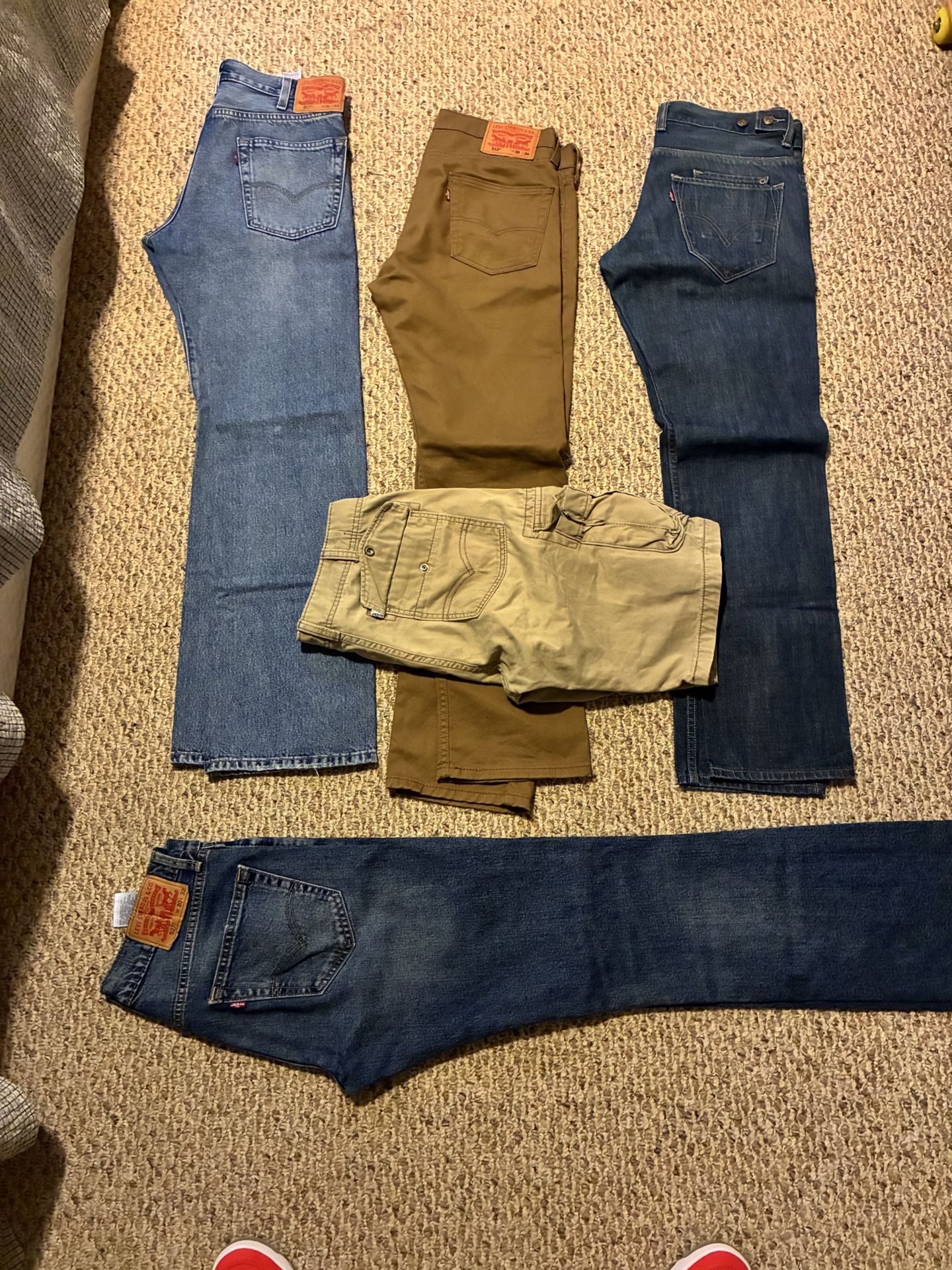 7$ Levi pants for sale hit me up clean and ready to go sizes from 30 to 32 can’t fit anymore. I gained weight.