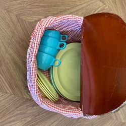 Mid Century Picnic Basket For 4