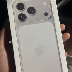 iphone 17 pro silver Unlocked 256 Gig Sealed 