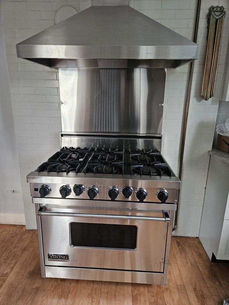 Viking Gas Range With 6 Burners And Electric Oven
